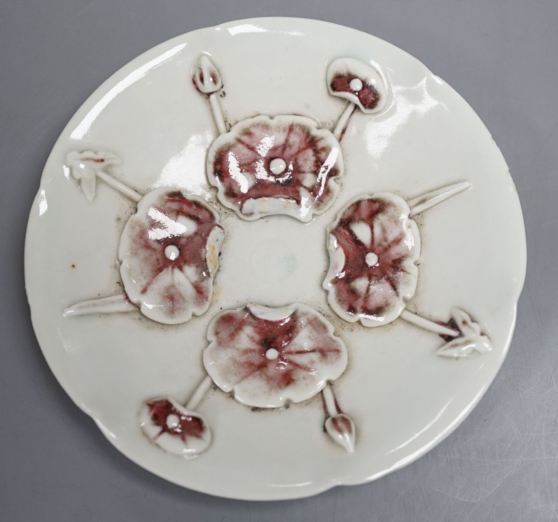 A Chinese pottery ‘lily pad’ dish, 14cm